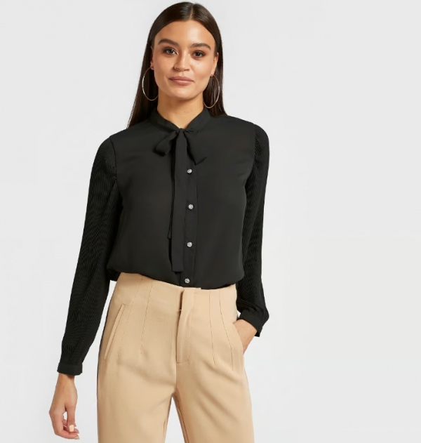 Kemeja dengan detail kancing di depan